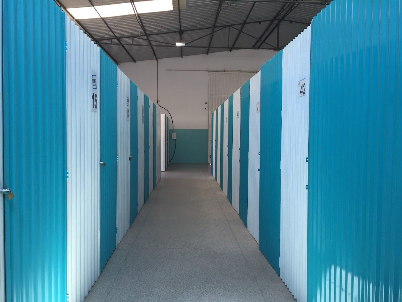 Corredor de boxes numerados